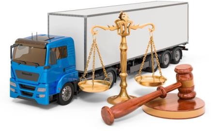 camión con mazo de madera y escamas de justicia. representación 3d aislada sobre fondo blanco - embargo de carro fotografías e imágenes de stock