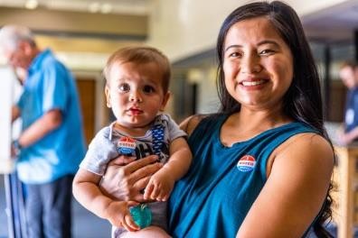 mujer filipina y su bebé después de votar en una elección estadounidense - ciidadania en usa fotografías e imágenes de stock